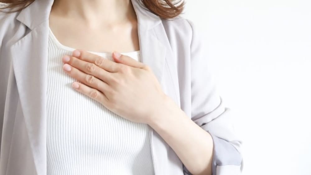 乳首のまわりのぶつぶつは何？大きいのはできもの？モントゴメリー腺が目立つ原因や治し方、切除術を解説