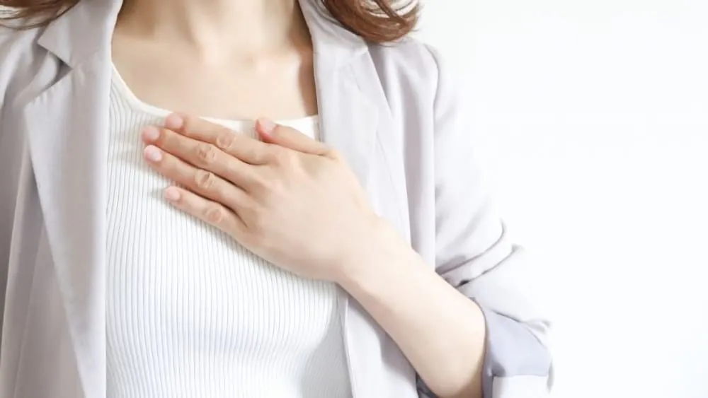 乳首のまわりのぶつぶつは何？大きいのはできもの？モントゴメリー腺が目立つ原因や治し方、切除術を解説