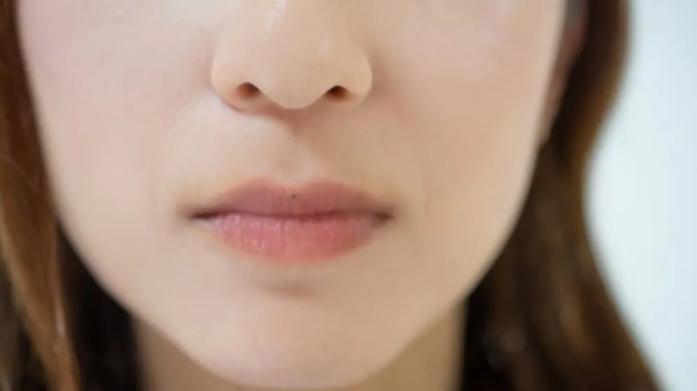 鼻の下を短くする7つの方法！鼻と口の間を狭くする人中短縮術などの美容整形やメイク、セルフケアを解説