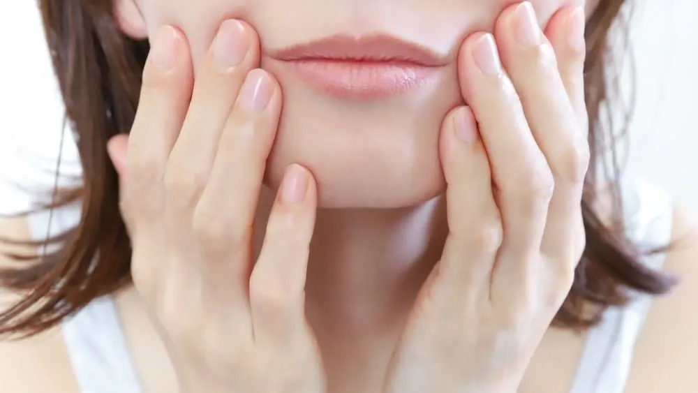 口元のたるみを改善する7つの方法！口周りのもたつきを解消する筋トレや美容整形、たるみの原因を解説