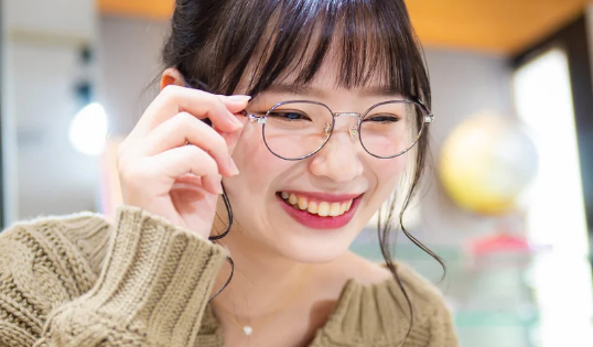二重埋没の日はメガネ？コンタクト？