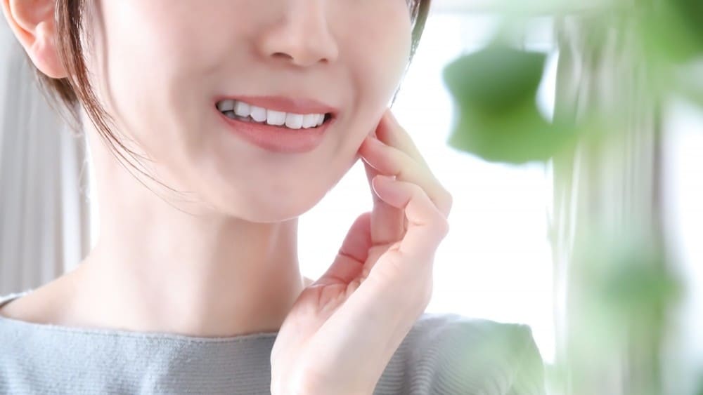 笑うと歯茎が見えるのはガミースマイル？歯茎が出る原因や治し方、笑顔のセルフチェックを解説