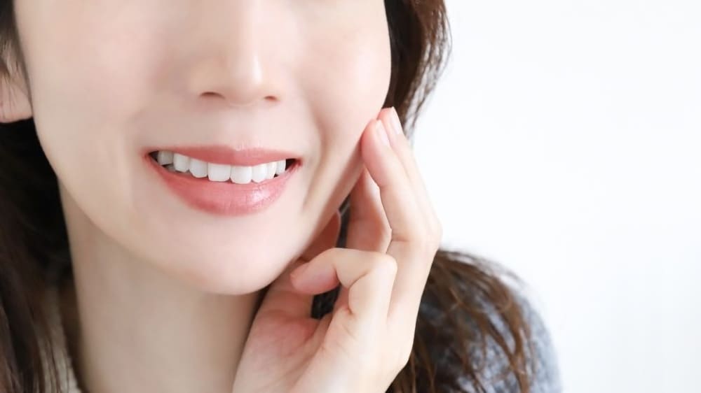 笑うと歯茎が見えるとガミースマイル?セルフチェックしてみよう