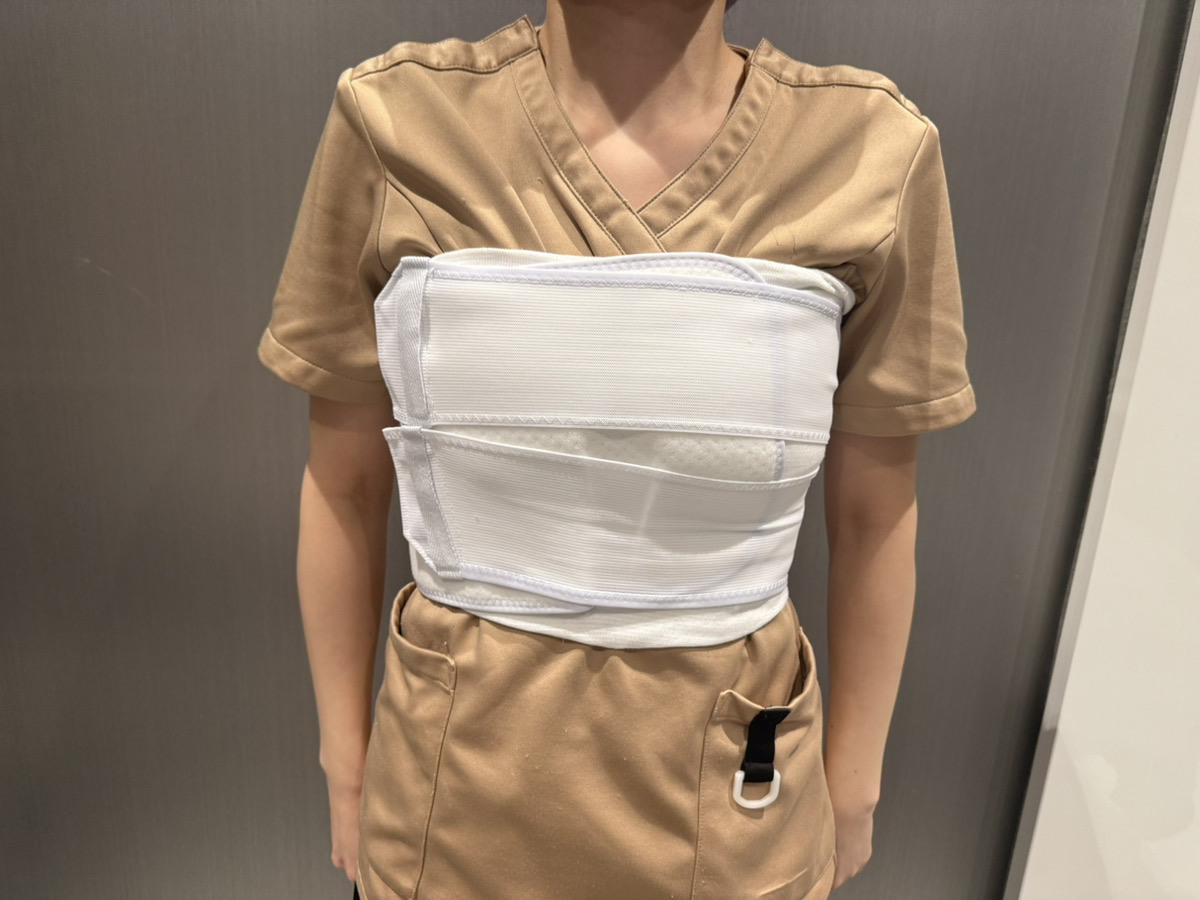 シリコンバッグ豊胸後の固定について