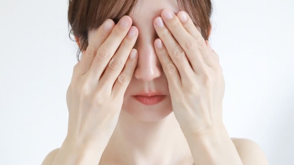 まぶたが重いのはセルフケアでも改善する？