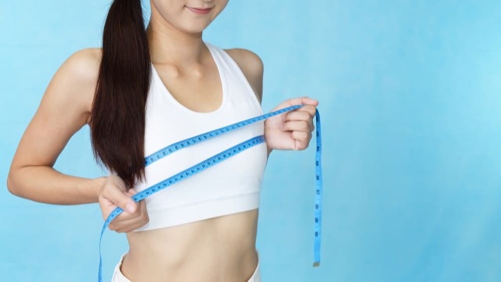 胸の成長期間はいつからいつまで？何歳で止まる？大きくなる仕組みや影響する要因、豊胸手術を解説