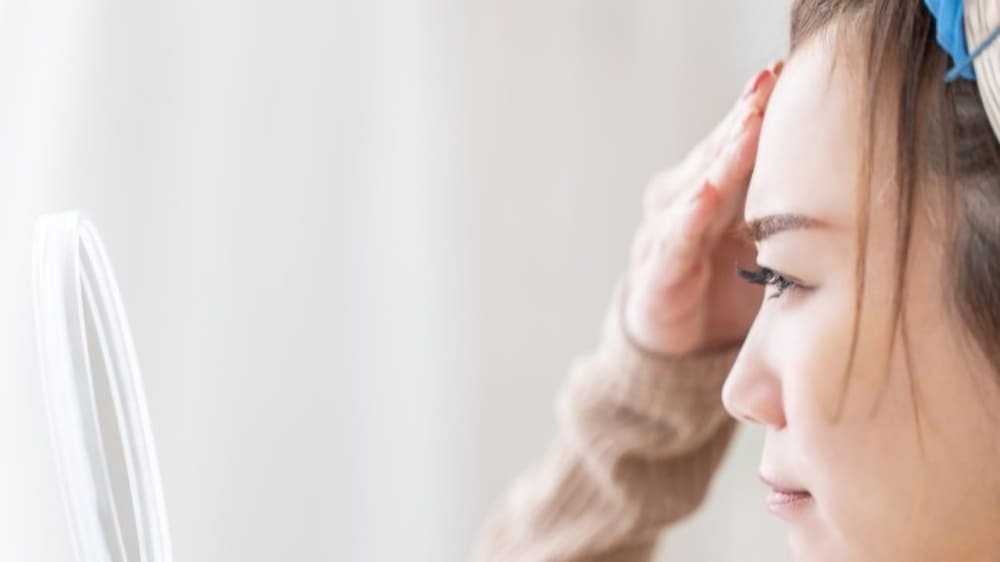 おでこの深いシワを消す方法9選！シワを取りたい人におすすめのセルフケアや美容整形、原因を解説