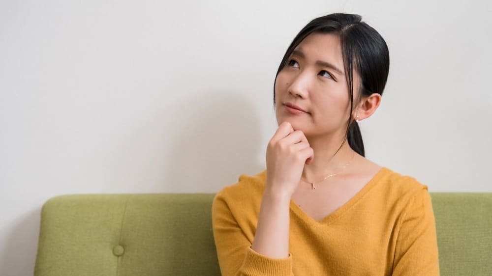 20代のほうれい線はセルフケアと美容医療どちらを選ぶべき？