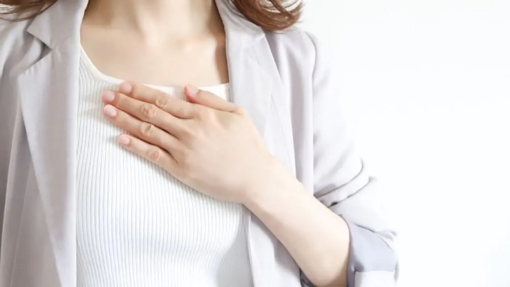 胸が左右非対称なのはなぜ？大きさが違う原因や左右差を自分で治す方法、おすすめの美容整形3選を解説