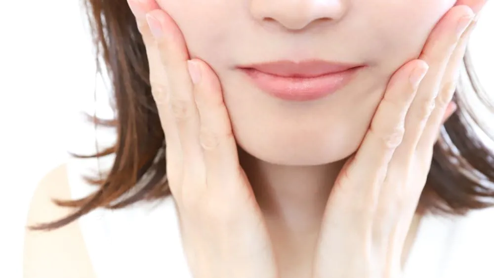 鼻の下が伸びる4つの原因！加齢や老化で長くなった人中を短くするメイク、筋トレ、人中短縮術を解説