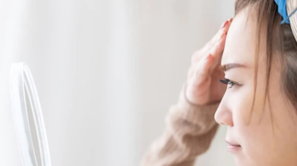 おでこの深いシワを消す方法9選！シワを取りたい人におすすめのセルフケアや美容整形、原因を解説