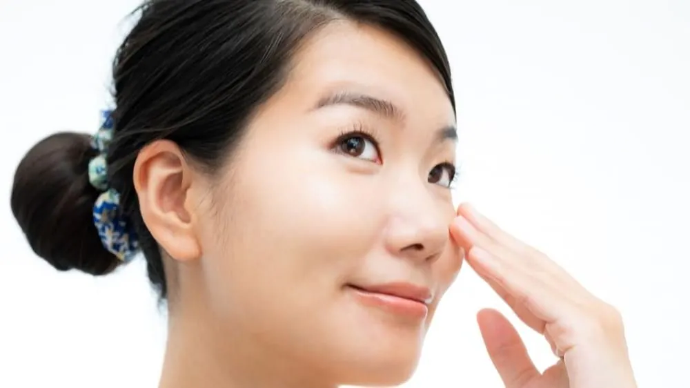 ほうれい線が20代なのに目立つ！原因や自分でできる改善・予防法、消し方、おすすめ美容整形を解説