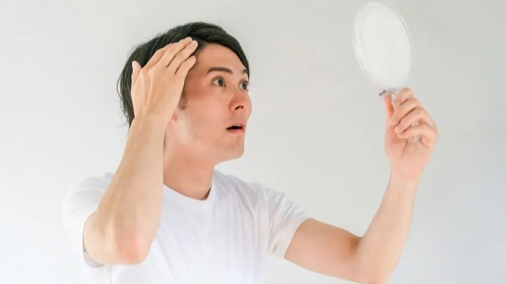 生え際は正常？後退サインを見分けるセルフチェックや平均ライン、AGA治療、おでこを小さくする方法も