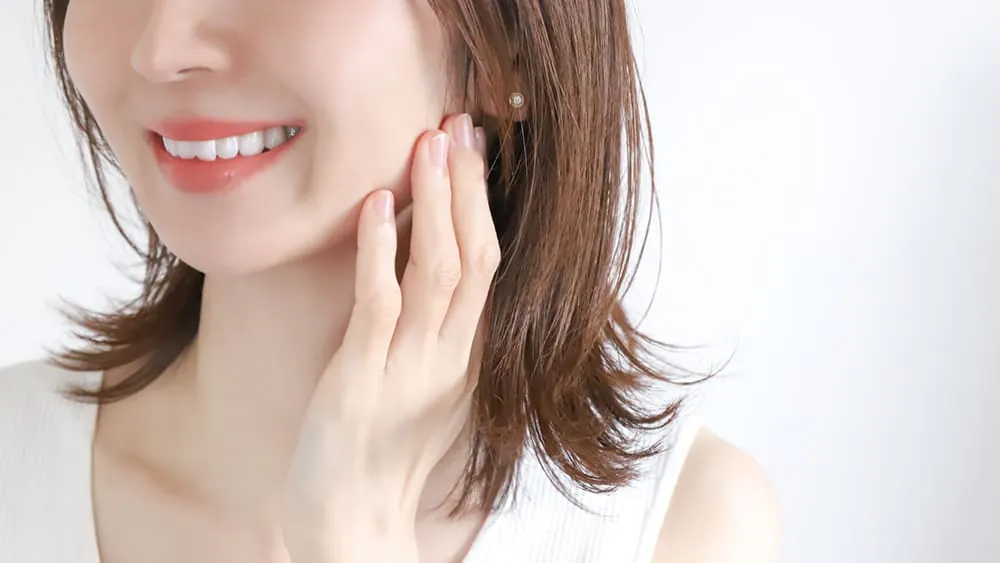 口角を上げる方法9選！笑顔を作るトレーニングや習慣、への字口を治すメイク、おすすめ美容整形を解説